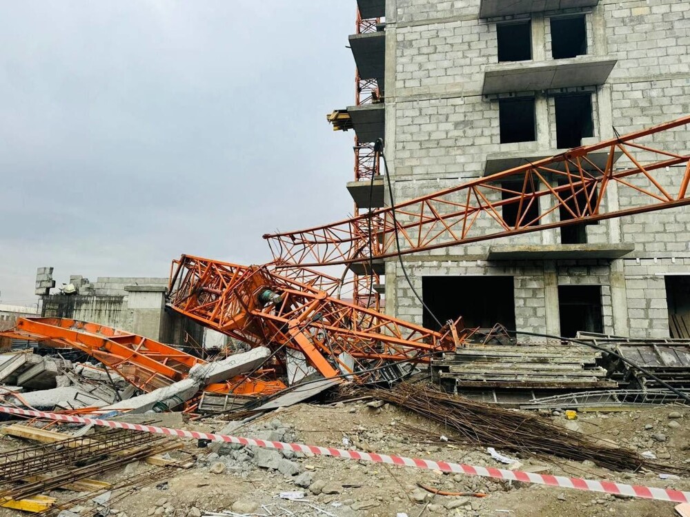 В Тыве строительный кран рухнул вместе с машинистом