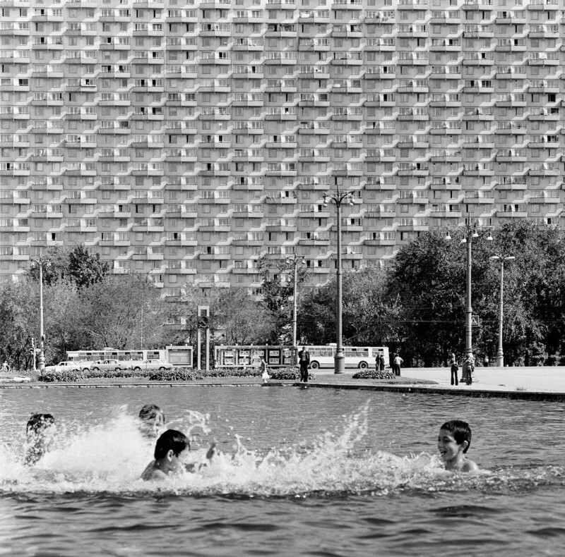 В фонтане на проспекте Мира, Москва, СССР, 1977 год