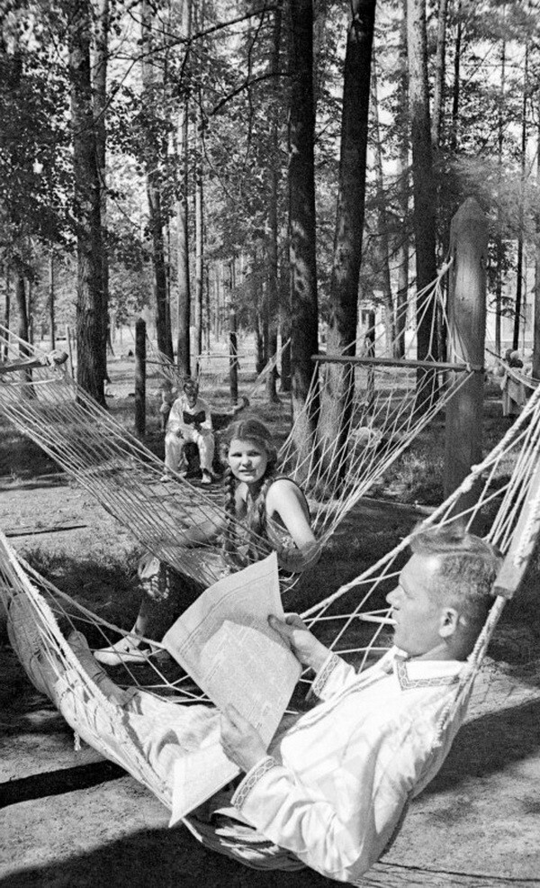 Отдых в гамаках, Парк Горького. Фото Л. Доренского (Москва, 1938)