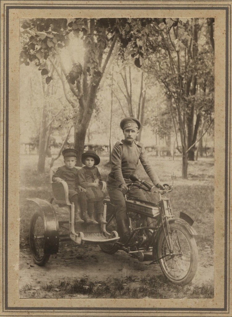 Семейный портрет на мотоцикле с коляской.1915 год