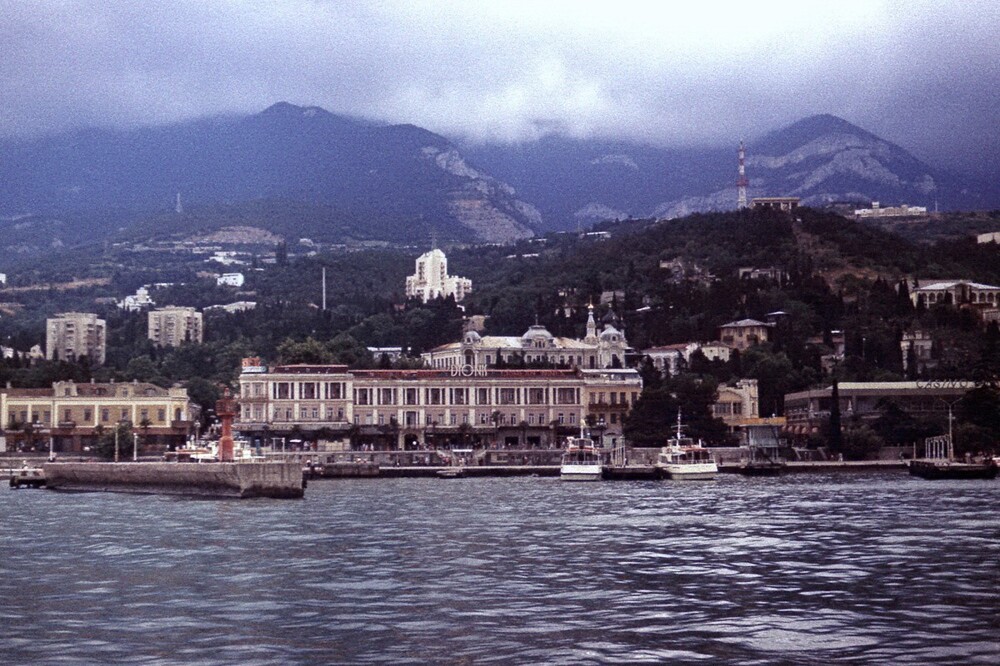 А так в те годы выглядела набережная главного крымского курорта - Ялты, с моря.