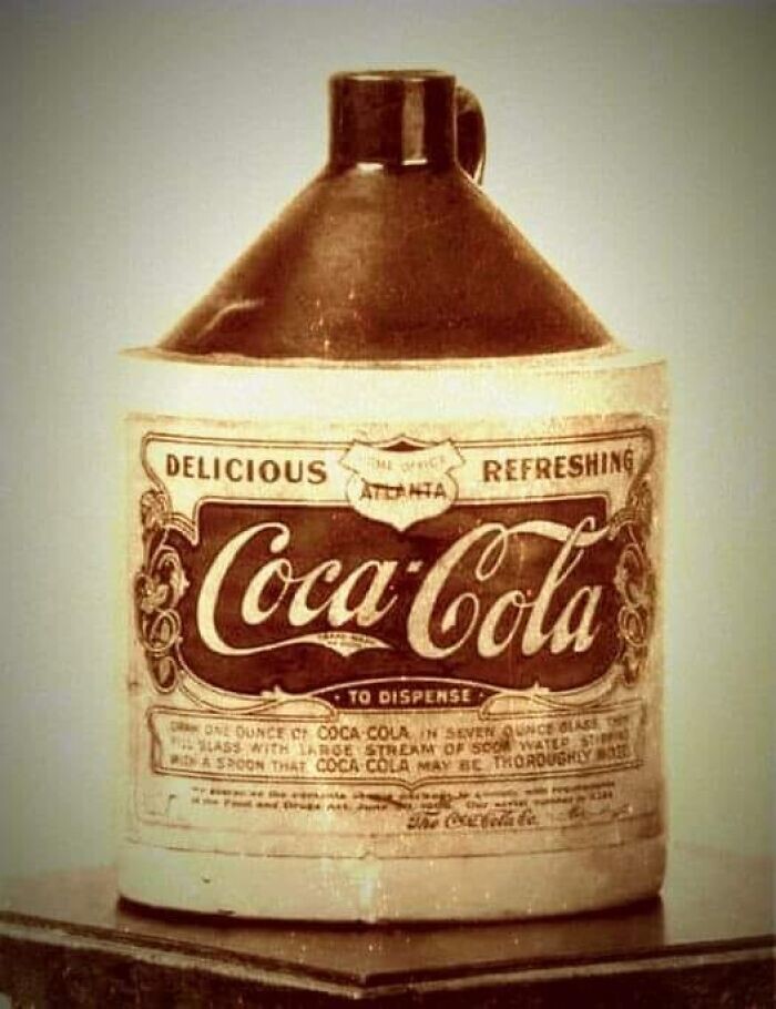 16. Первая бутылка Coca-Cola, выпущенная в 1894 году