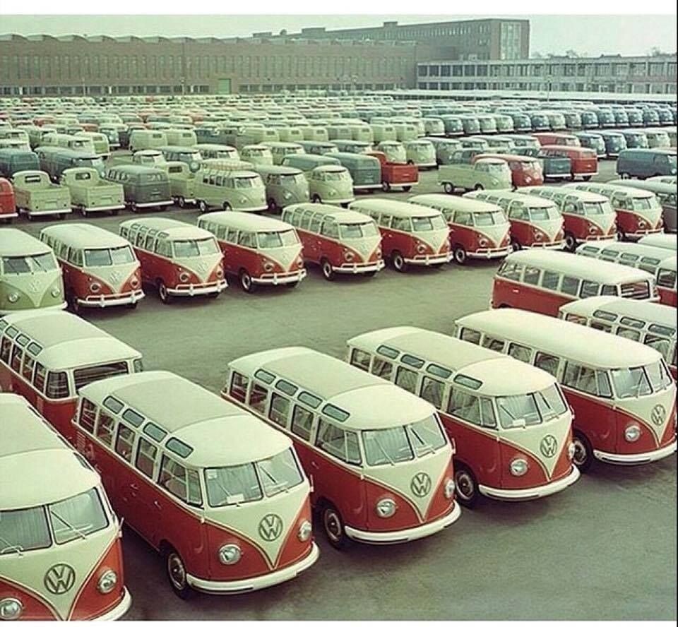 26. Автобусы VW на заводской площадке, 1960-е