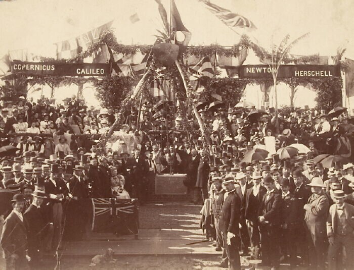 21. При закладке фундамента Пертской обсерватории 29 сентября 1896 года присутствовали сэр Джон Форрест и другие видные деятели. Тогда же и был спрятан свинцовый короб с ценными вещами