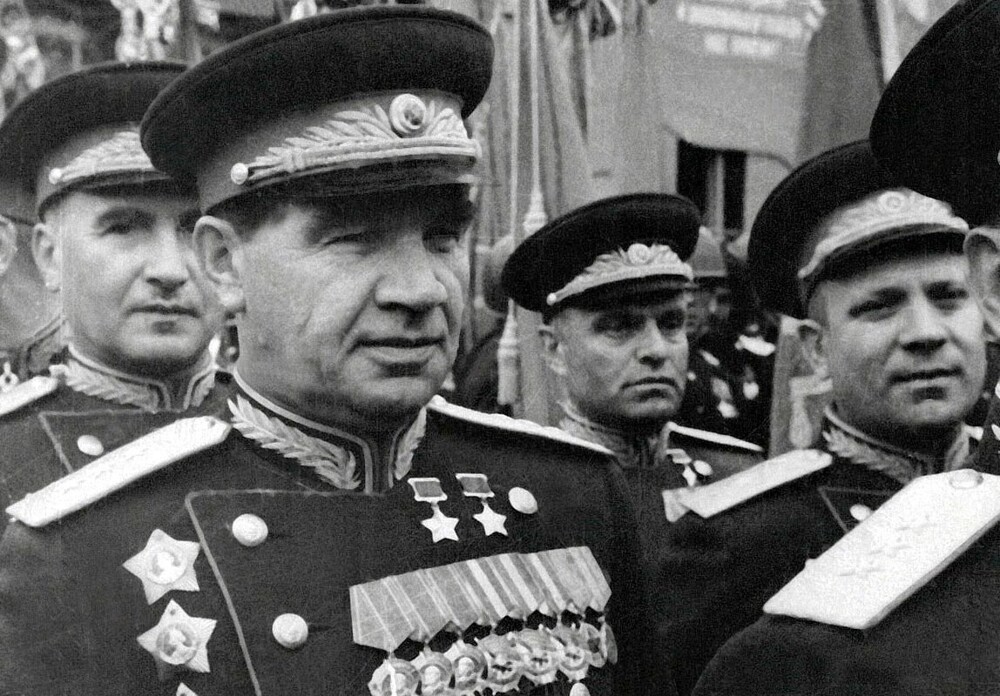 Дважды Герой Советского Союза генерал-полковник В. И. Чуйков (на переднем плане) на Параде Победы