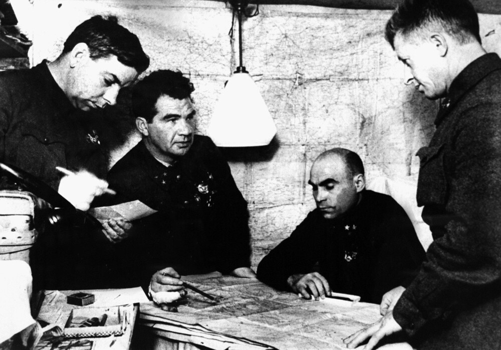 Командный пункт 62-й армии-начальник штаба Н. И. Крылов, командующий В. И. Чуйков, член Военного совета К. А. Гуров, командир 13-й гв. сд А. И. Родимцев. Декабрь 1942 года