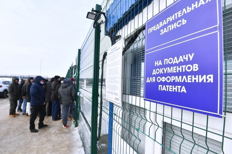Наше правительство вчера отклонило законопроект по запрету низкоквалифицированным мигрантам завозить семьи