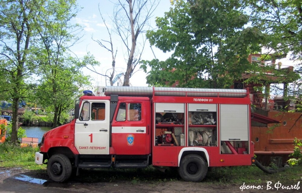 Автоцистерна пожарная АЦ 0,8-40/2 (530104) с элементами аварийно-спасательного автомобиля.