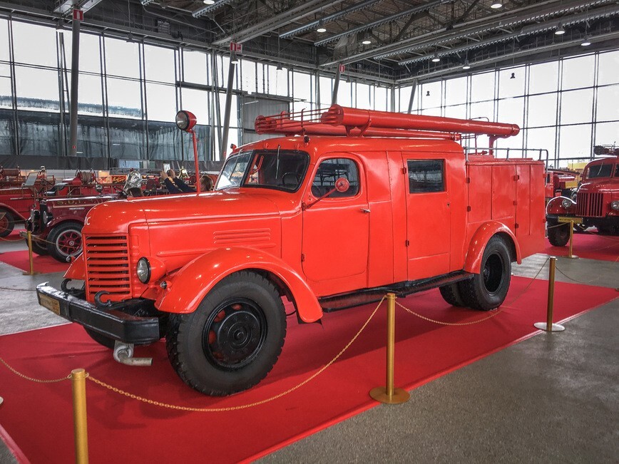 Автоцистерна ПМЗ-9М на шасси ЗИС-150, производство началось с 1953 года.