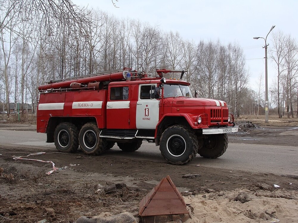 АЦ-40 (131) мод. 137. Один из самых узнаваемых пожарных трехосных автомобилей СССР. Опытный экземпляр был построен в 1968 году. В серию пошла с 1970-х годов.