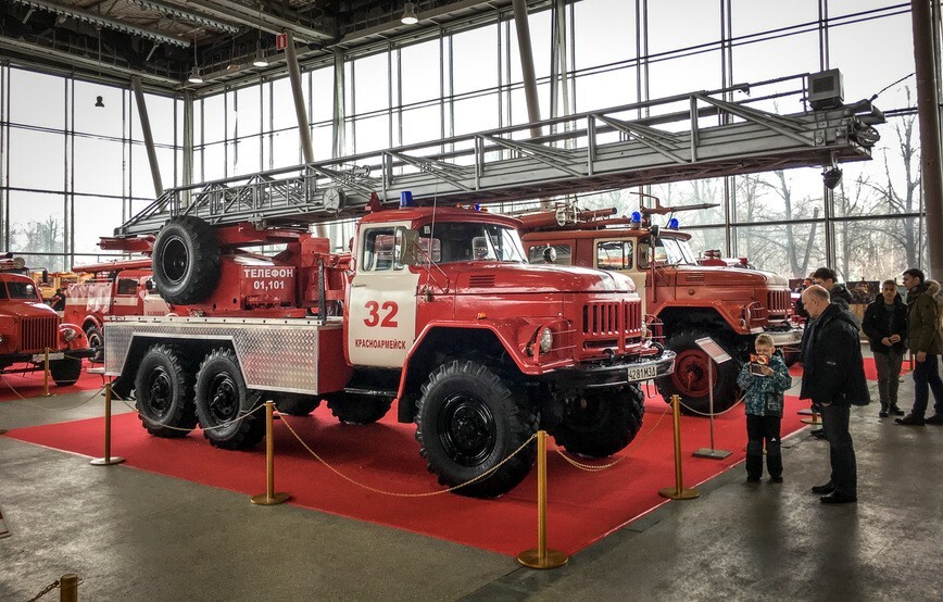 АЛ-30 на шасси ЗИЛ-131. Без этих автомобилей в 70-, 80- и 90-е тушение пожаров в высотках не обходилось.