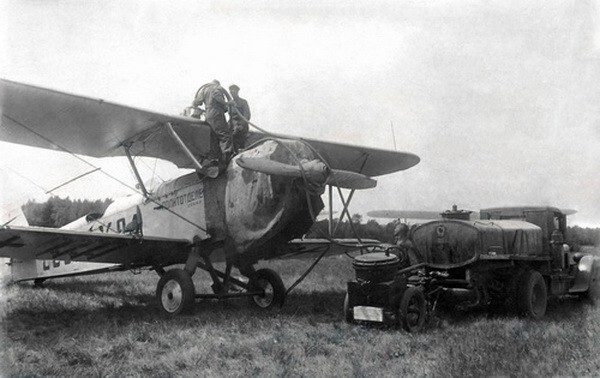 Подготовка к вылету. Санитарный самолет П-5