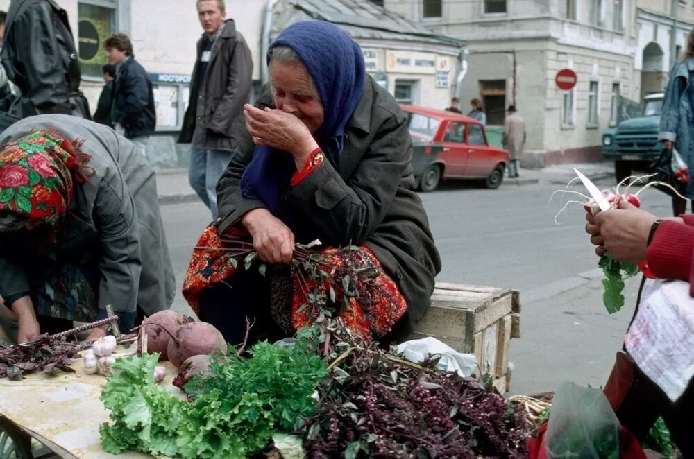 Торговля зеленью в Солянском тупике около станции метро "Китай-город".