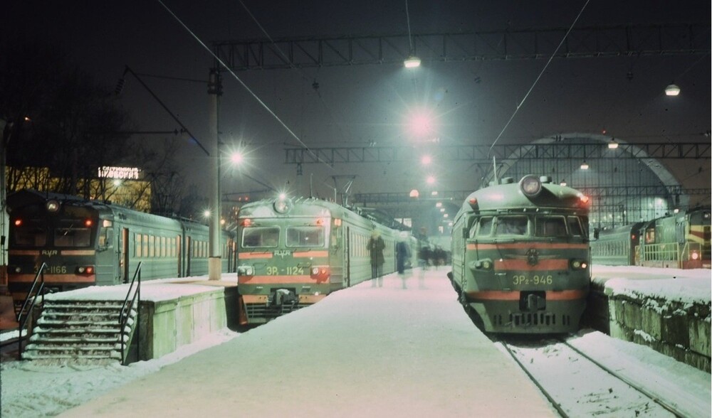 Ну и напоследок тёплое и ламповое. 26 декабря, 1986 год готов уйти на покой, а усталые электрички готовятся отправиться в депо с Киевского вокзала.