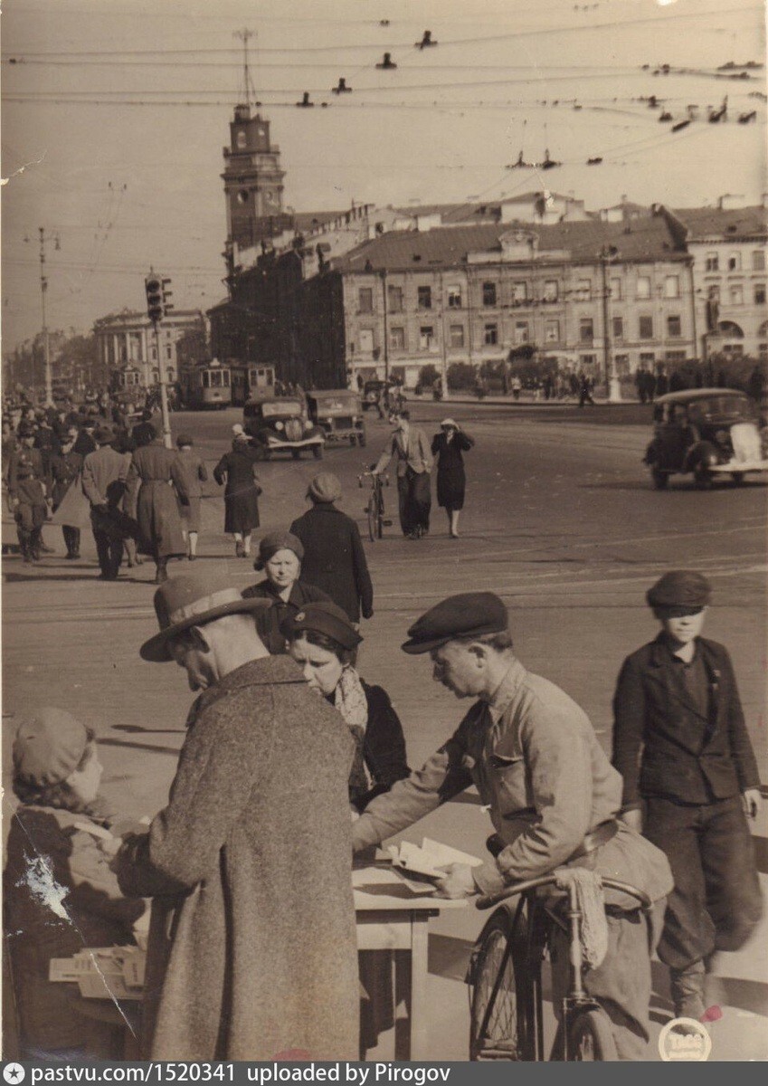 Ещё до полного снятия блокады, 13 января 1944 года, Невскому проспекту вернули историческое название. 