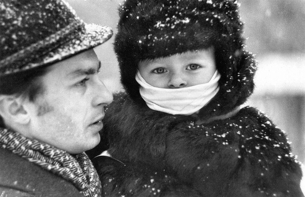 На улице снег. 1969 год. Фотограф Валерий Усманов.