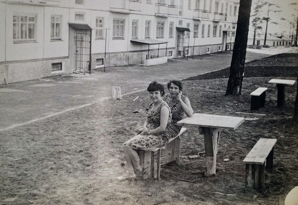 Архив Натальи Береговой.   Во дворе у дома в Сосновом Бору. г. Чита. 1968 год. Фотограф Владимир Иванец.