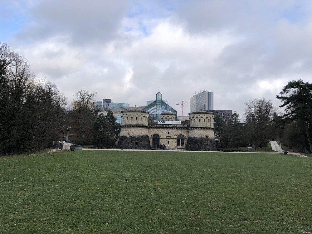 За Fort Obergrünewald находится музей современного искусства из стекла и стал...