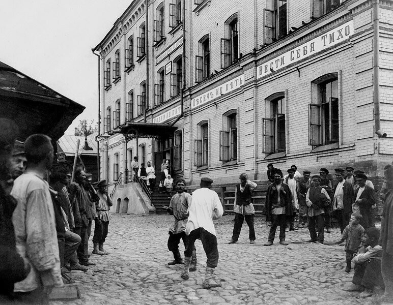 Ночлежный дом Бугрова перед открытием. Кулачный бой. Максим Дмитриев, 1897 - 1903 год, г. Нижний Новгород, ул. Рождественская, д. 2, Архив аудиовизуальной документации Нижегородской области.