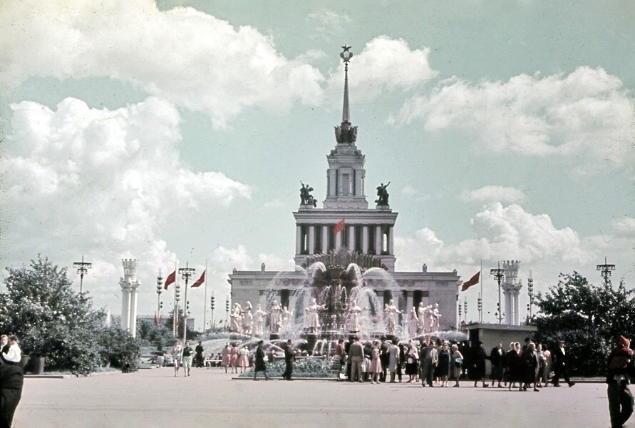 На ВДНХ. 1962 год. Фотограф Николай Смирнов.
