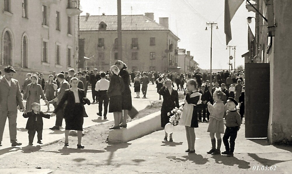 «Праздник в городе К». Кировская обл., г. Кирово-Чепецк. 1 мая 1962 года. Фотограф Виктор Бровцин.