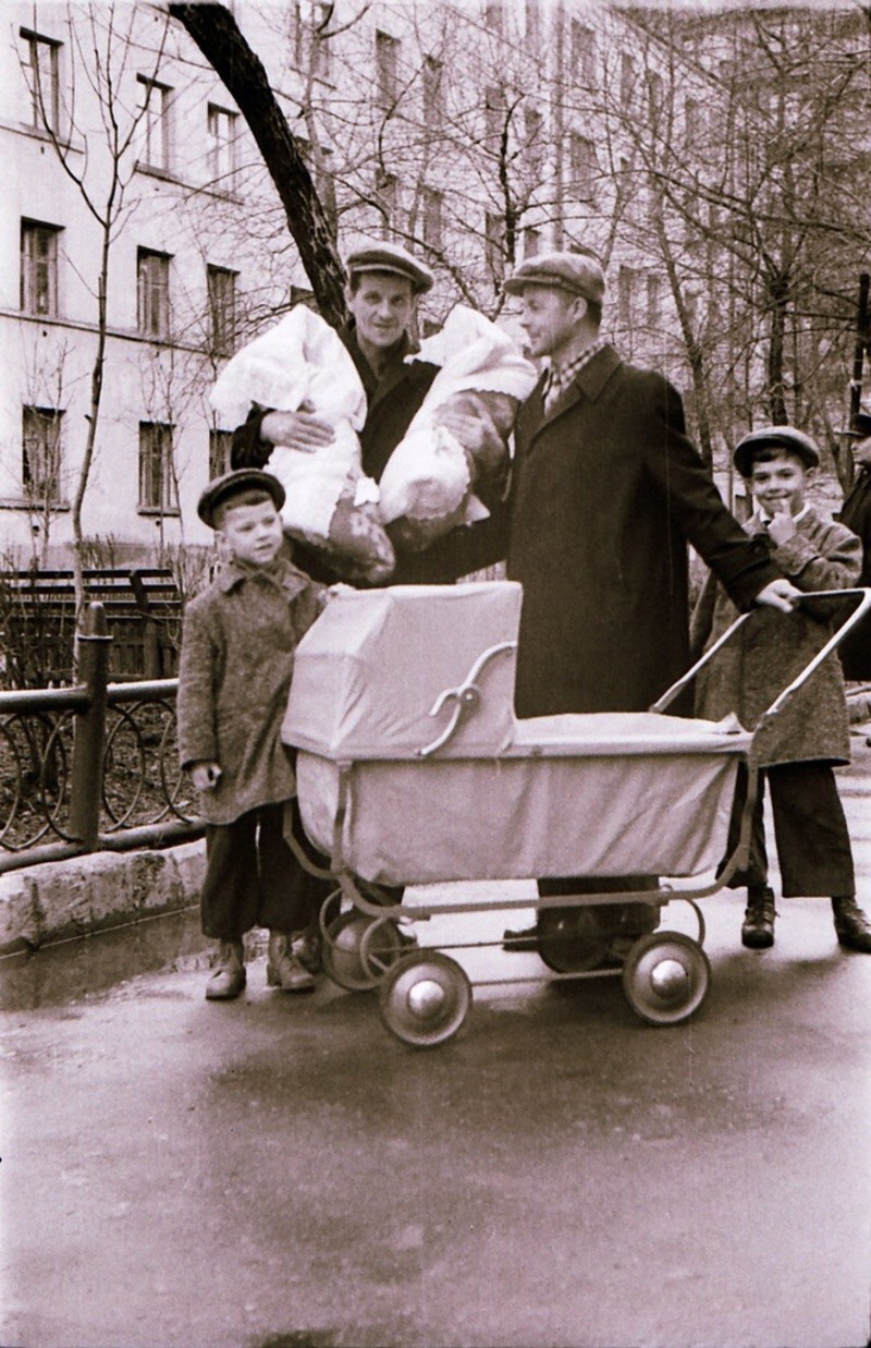 «У Федоровых – двойня». 15 мая 1960 года. Фотограф Алексей Бухаров.