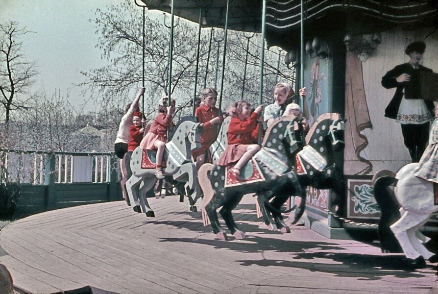 Аттракционы в Измайловском парке. 1962 год. Фотограф Николай Смирнов.