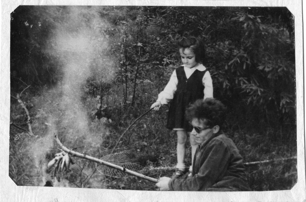У костра. 1961 год. Я с папой Ю. В. Крутовым. Фотография из архива Натальи Юрьевны Смирновой.