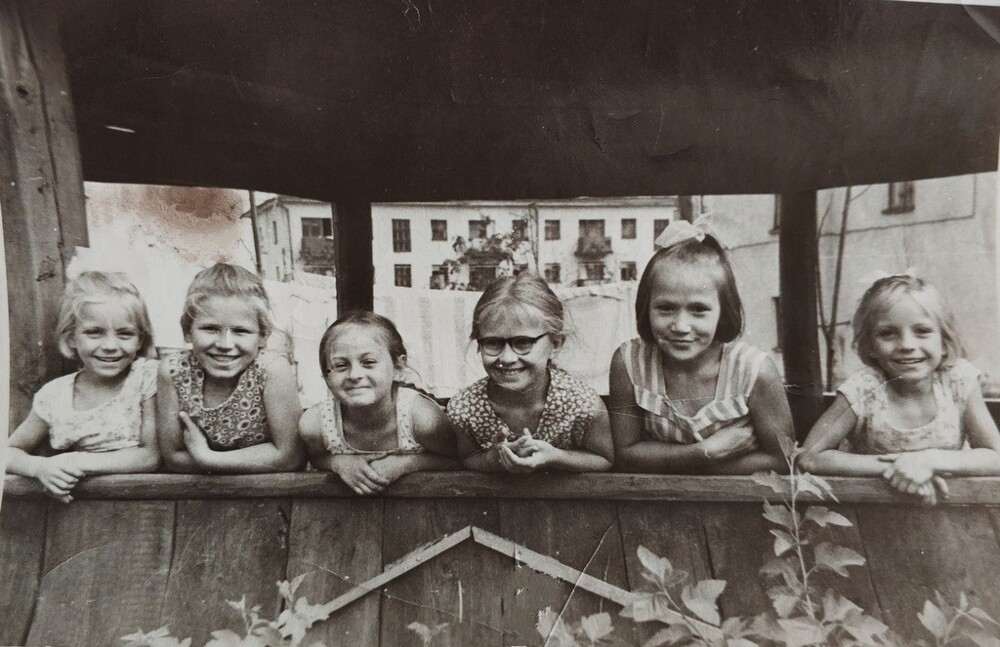 «Девчата с нашего двора». 1962 год. Фотограф Василий Несенко.