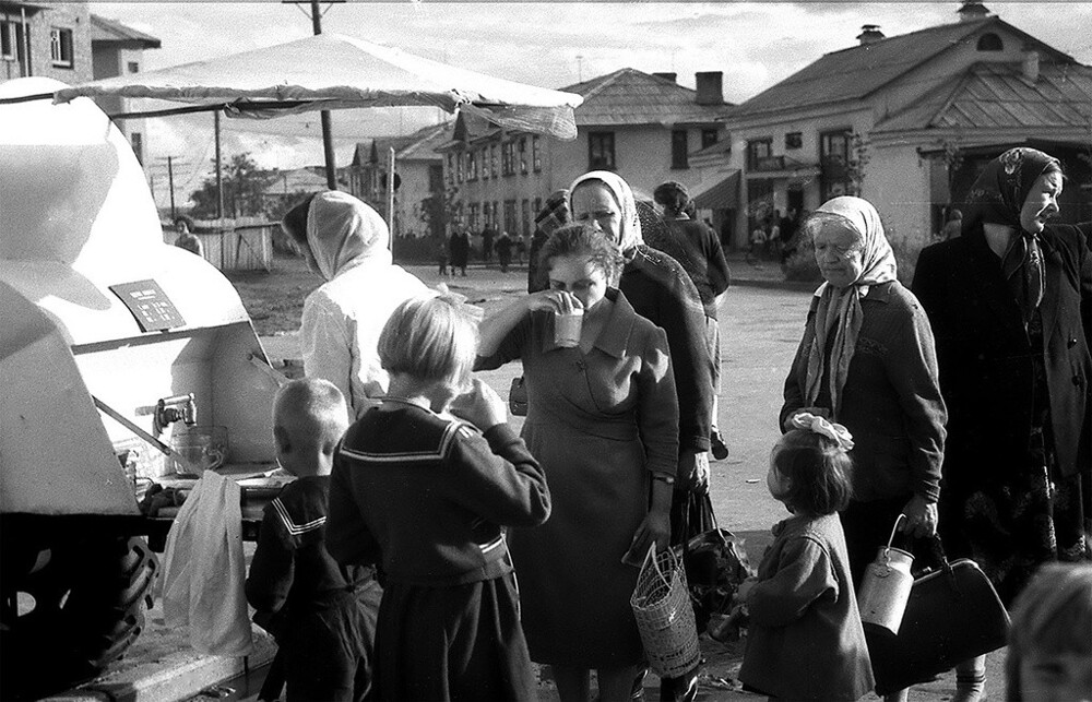 Архив Веры Трандиной.  Квас. На улице Горького. Калининская обл., г. Нелидово. 1960 год. Фотограф Николай Паламодов.
