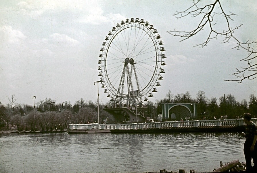 Аттракционы в Измайловском парке. 1962 год. Фотограф Николай Смирнов.