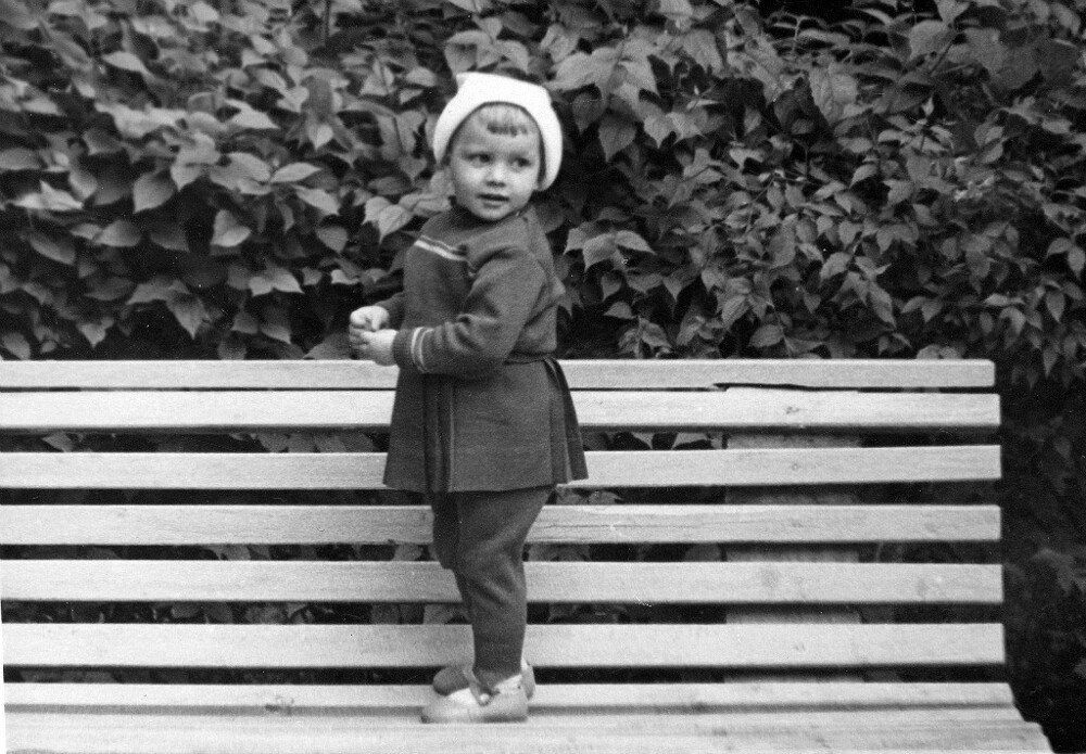 Архив Ольги Александровны Мартыновой.  Девочка Оля в городском парке. 1 июня 1963 года. Фотограф Евгений Тимошаров.