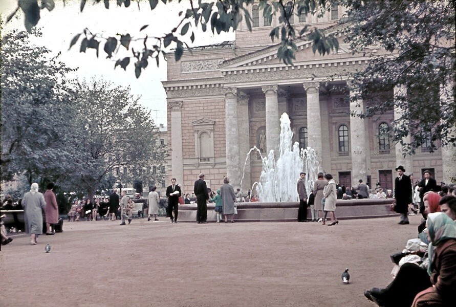 Сквер у Большого Театра. 1962 год. Фотограф Николай Смирнов.