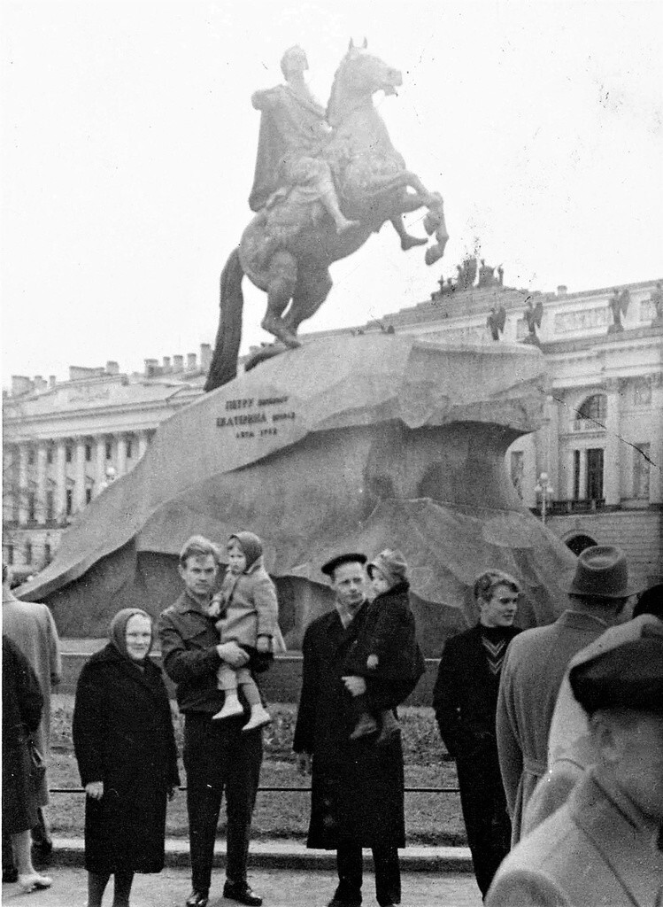 Архив Наталии Севастьяновой.  Семейная прогулка. 1962 год