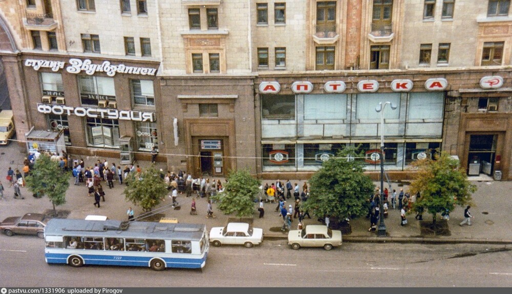 Вид на улицу Горького (современная Тверская) неподалёку от Охотного Ряда.