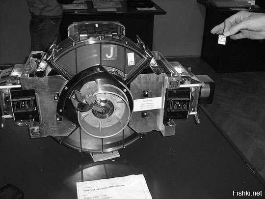 Первый жесткий диск, созданный в 1973 году, состоял из двух модулей по 30 МБ ...