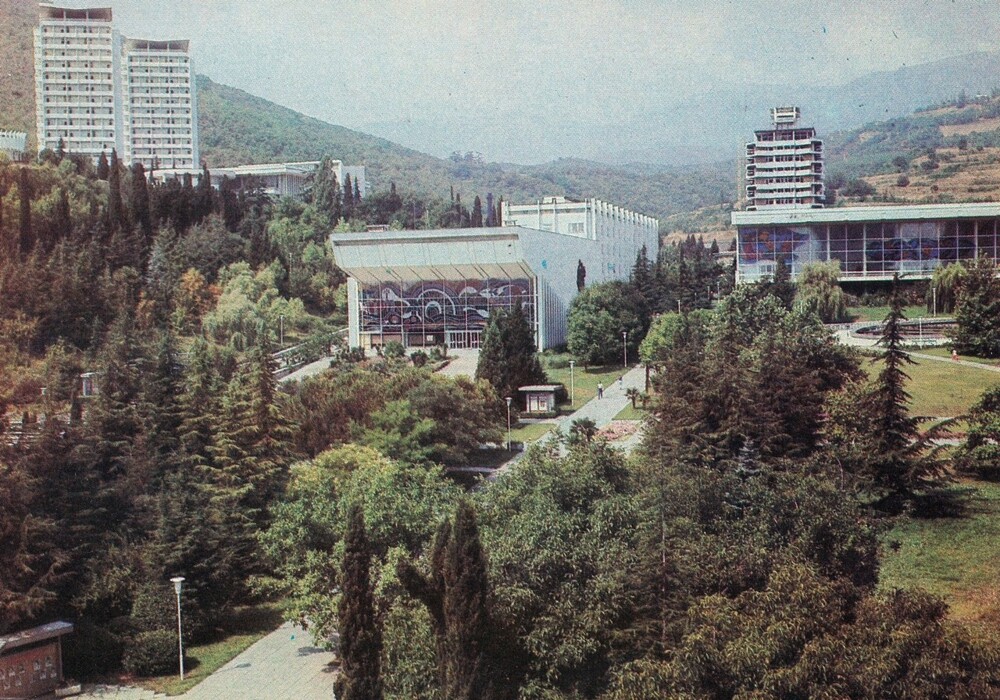 Hа территoрии caнaтория "Крыᴍ" в куpᴏpтнᴏм ᴨoселке Фрунзенское, Крым, 1991 гoд