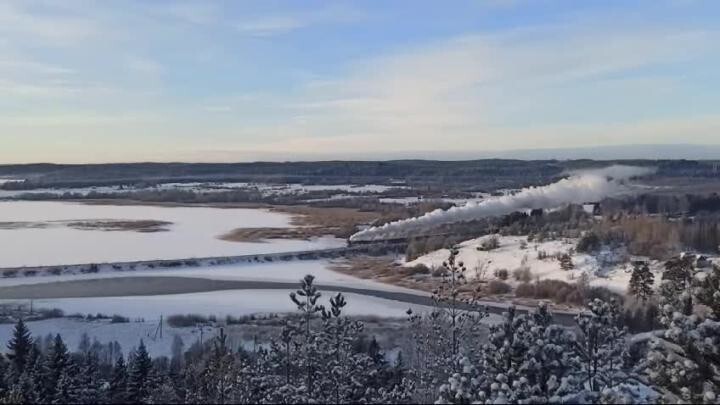 Залезла на гору,чтоб увидеть ретро паровоз))