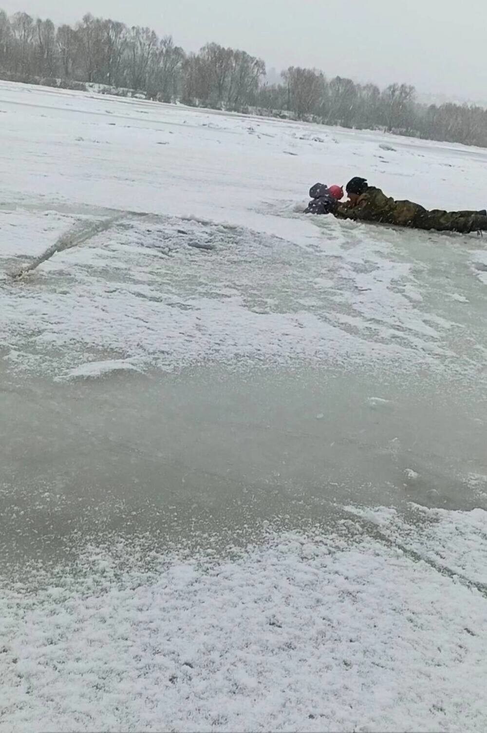 В Нижнем Новгороде неравнодушный прохожий спас провалившуюся под лёд 3-х летнюю девочку