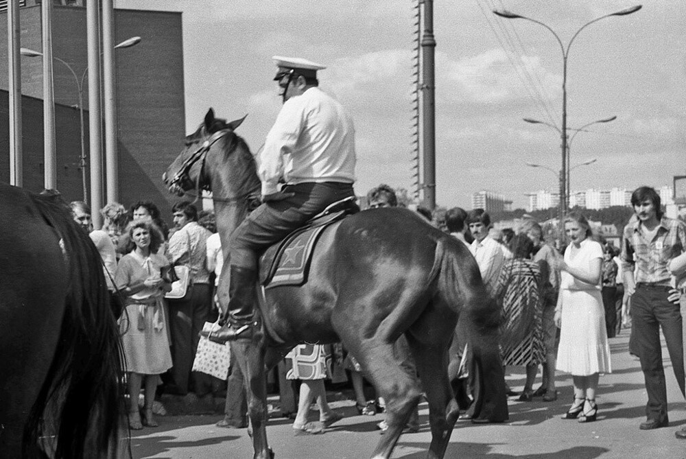 Конная милиция. 28 июля 1980 года. Автор: Павел Сухарев. Москва.