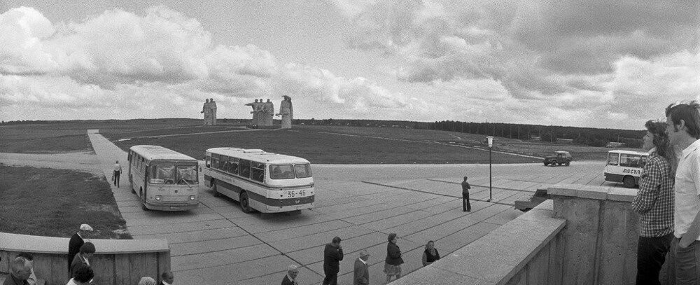 Вид на мемориальный комплекс. Московская область, Волоколамский район, деревня Нелидово. 18 августа 1979 года. Фотограф Павел Сухарев.