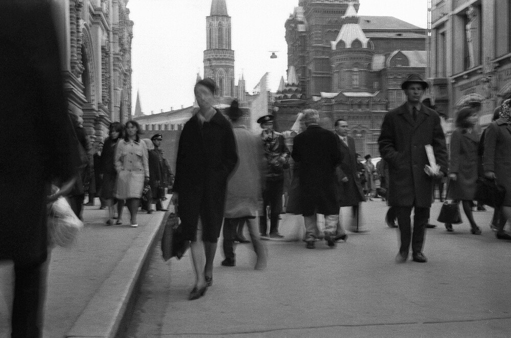 На улице 25 Октября. Москва. 1974 год. Фотограф Валерий Усманов.