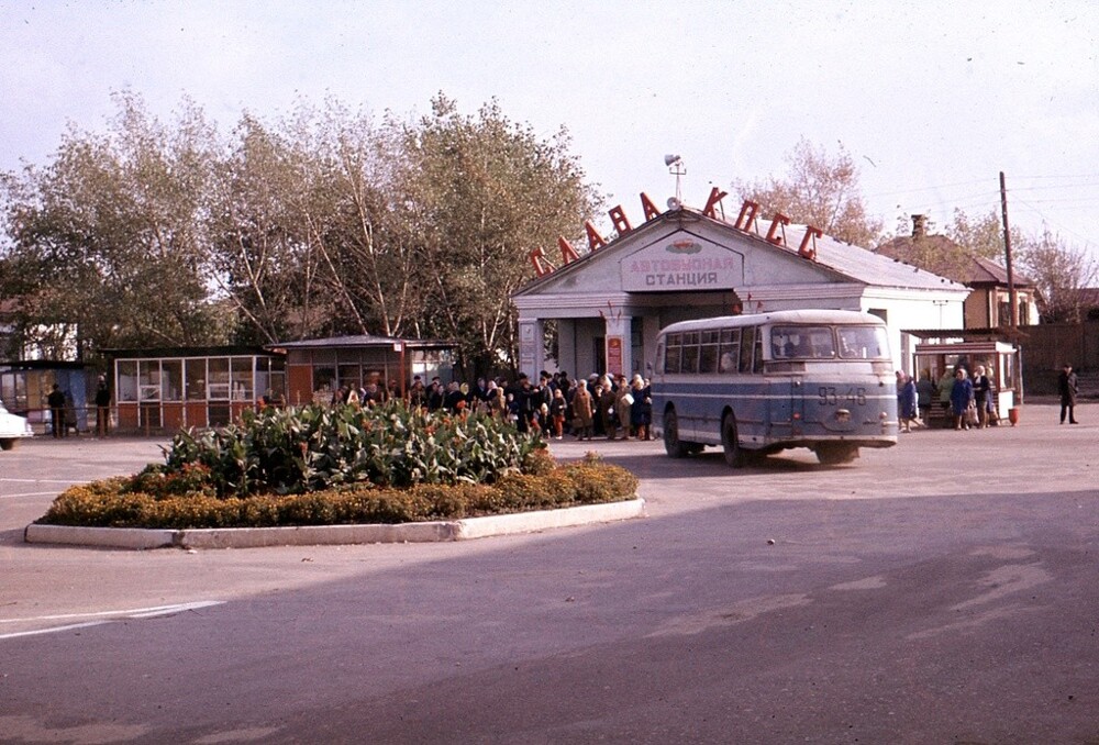 Автобусная станция. 1970–1975 годы. Воронежская область, город Лиски. Фотограф С. С. Тарасенко.