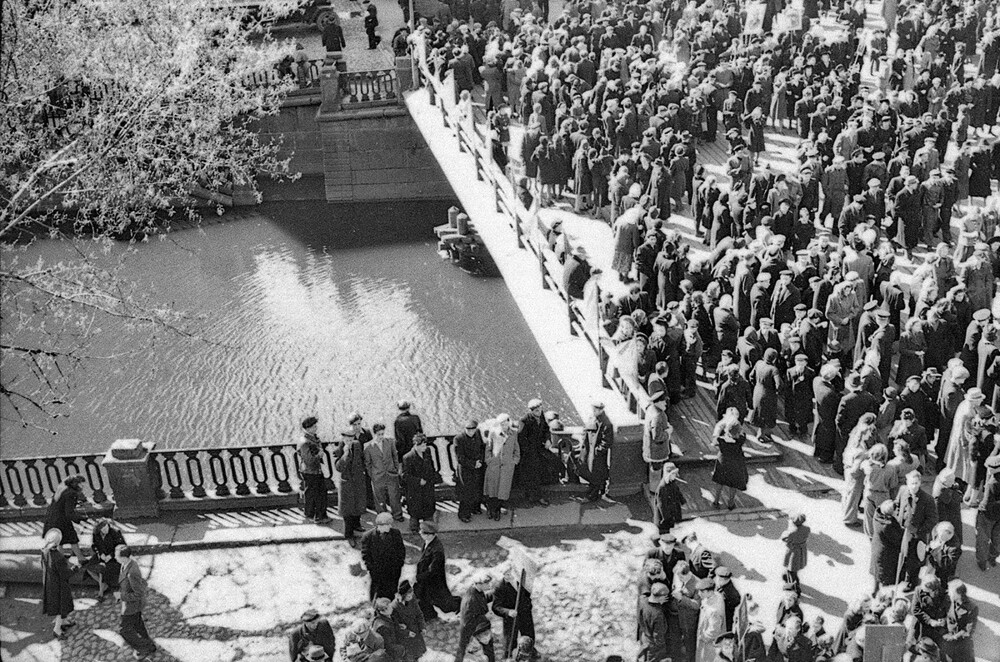 Вид на Вознесенский мост. Судя по количеству людей - дата 1 мая.