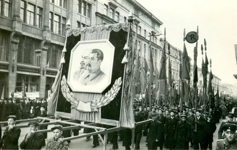 Демонстрация 7 ноября 1949 года на Невском проспекте.