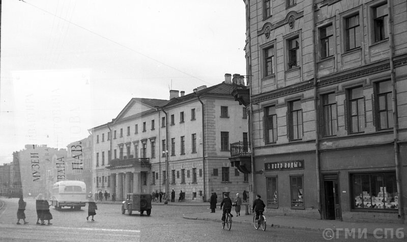 На перекрёстке набережной Лейтенанта Шмидта и 6-7 линий Васильевского острова.