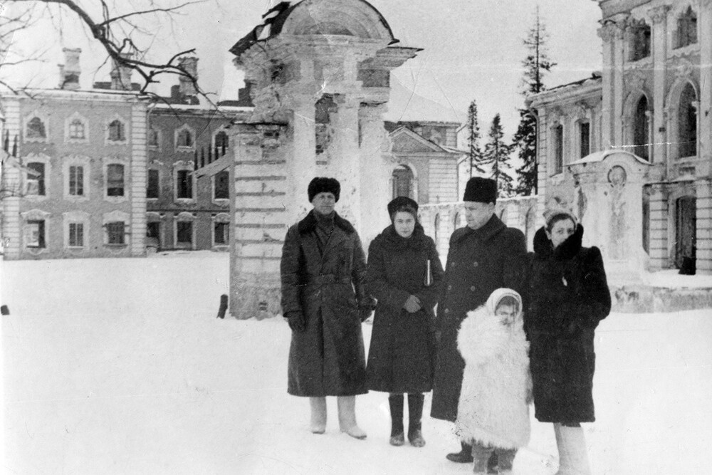 Фотография на фоне разрушенного Петергофского дворца. Восстановление начнётся вот-вот.