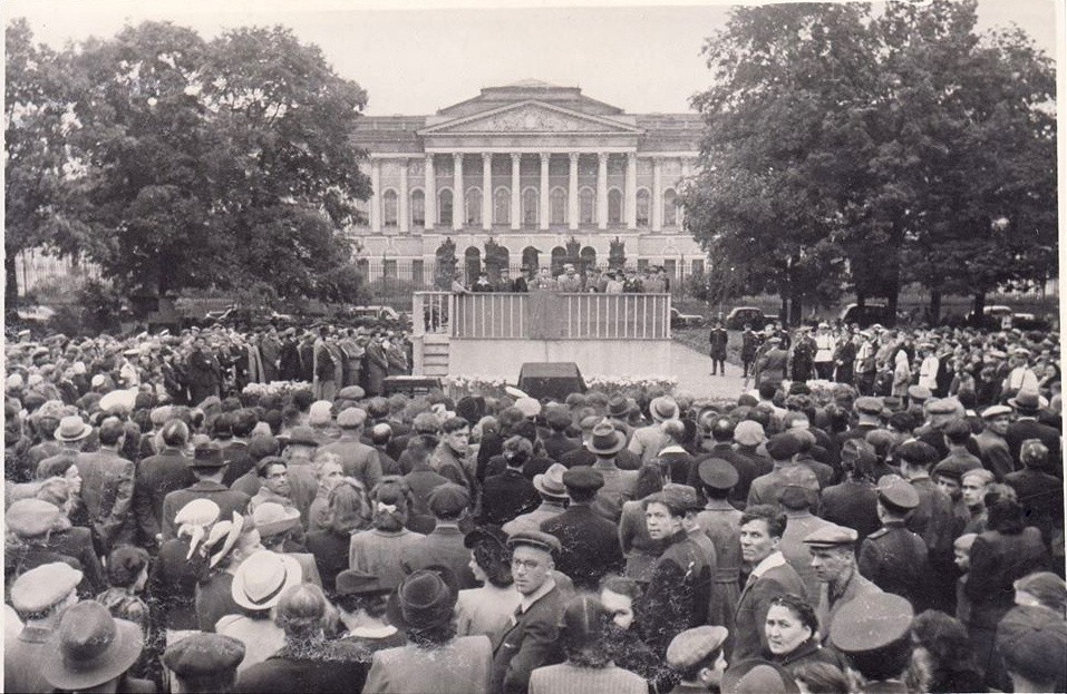 6 июня 1949 года, митинг на площади Искусств, посвященный закладке памятника Пушкина в день 150-летия поэта.