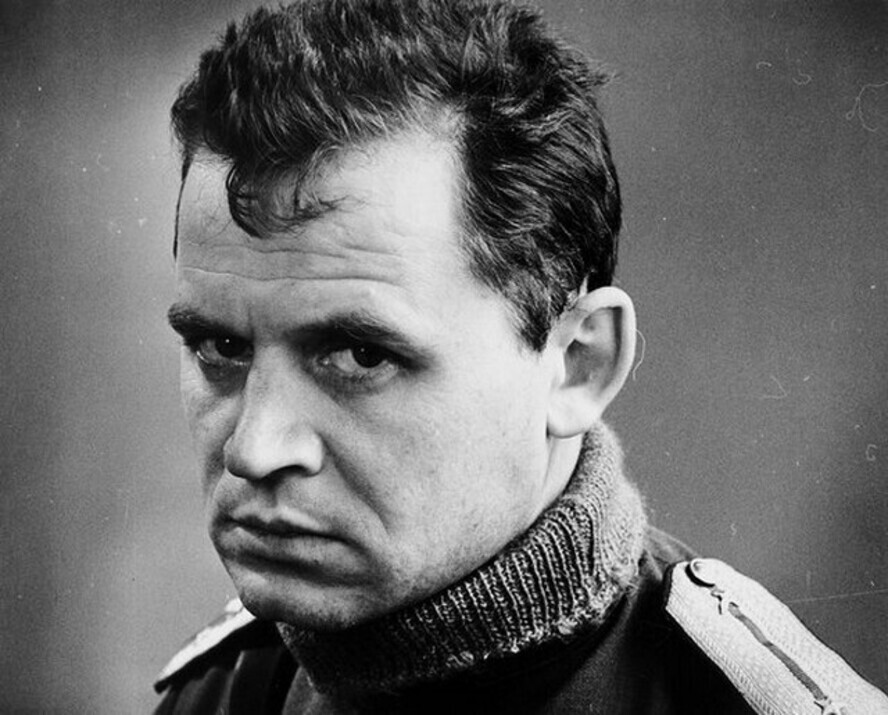 Сергей Никоненко, рабочий момент съемок фильма «Ты должен жить». 1980 год. Фото: Самоэль Кацев