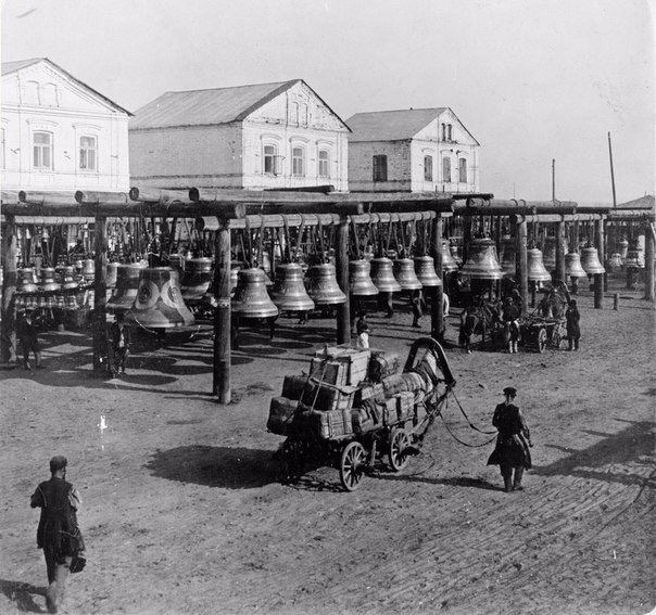 Нижегородская ярмарка, 1902. Колокольный рынок. А если все сразу зазвонят...